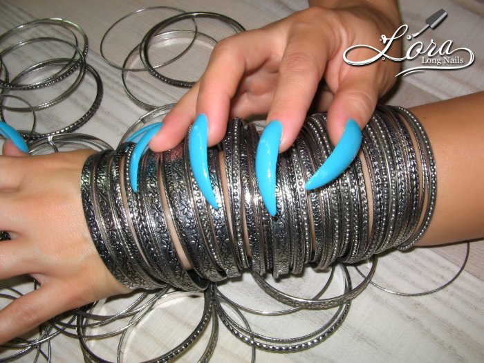 Blue long nails and a lot of bracelets - photo shoot for the video (archive 05.08.2018)