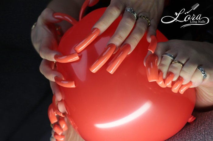 Photoshoot 🎧 Balloons Face with Long ToeNails