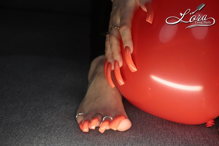 Photoshoot 🎧 Balloons Face with Long ToeNails