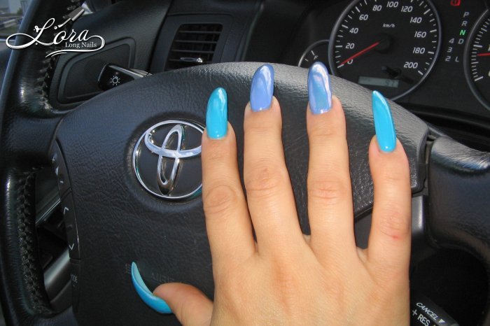 🚗 Long blue claws in the car