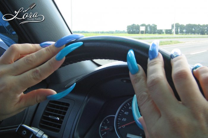 🚗 Long blue claws in the car