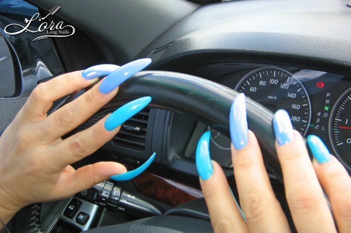 🚗 Long blue claws in the car