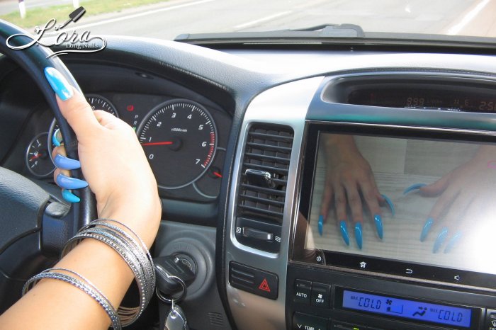 🚗 Long blue claws in the car