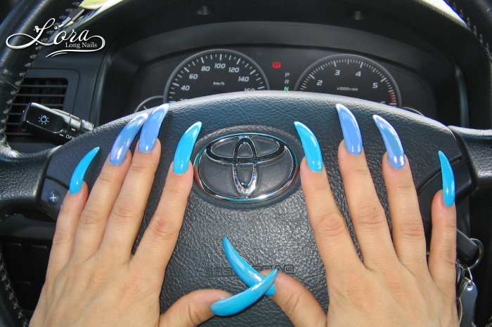 🚗 Long blue claws in the car