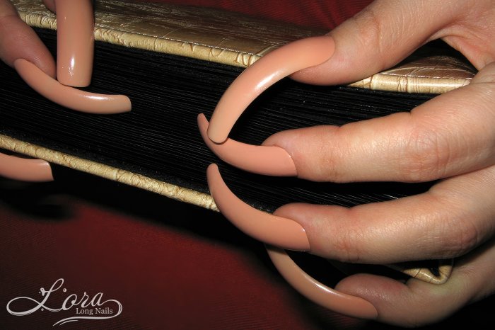 Long nails - a game with cup and book - (archive 29.12.2004)