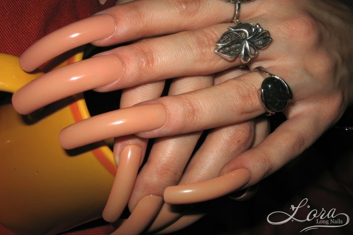 Long nails - a game with cup and book - (archive 29.12.2004)