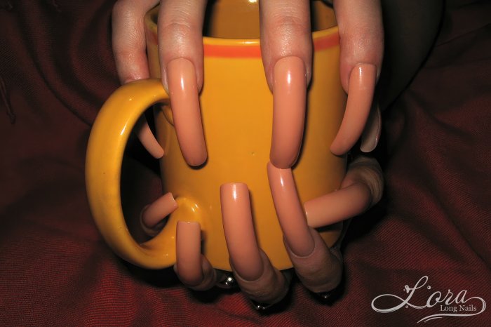 Long nails - a game with cup and book - (archive 29.12.2004)