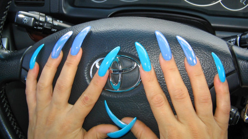 🚗 Long blue claws in the car