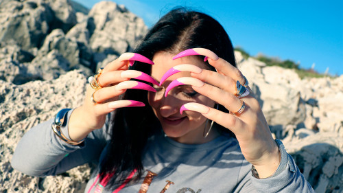 Photosession "The sea behind & Long pink-tipper toenails"