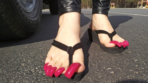⚠️ Road repair and toenails - Lora Long Nails