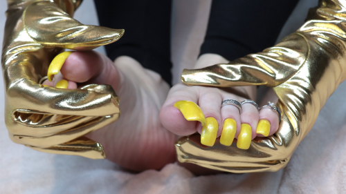 Photoshoot for the video Feet ... Long toenails ... Gold gloves (01.07.2020)