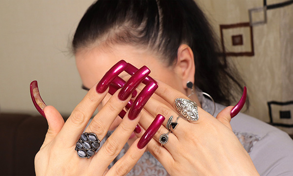 US Woman Sets Guinness World Record For Longest Fingernails With Combined  Length Of 42 Feet